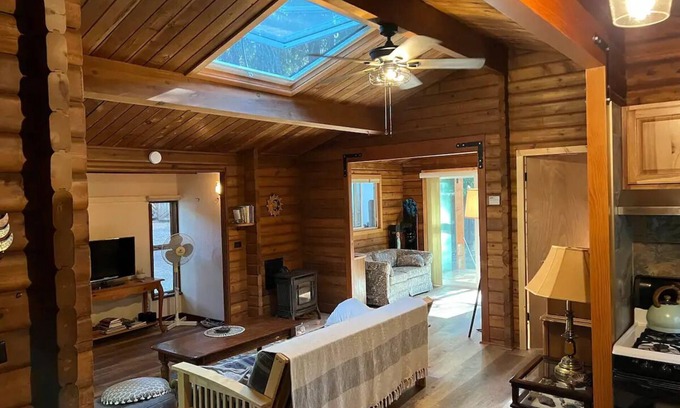 Nevada City Cabin | Cozy log cabin in the woodsnn