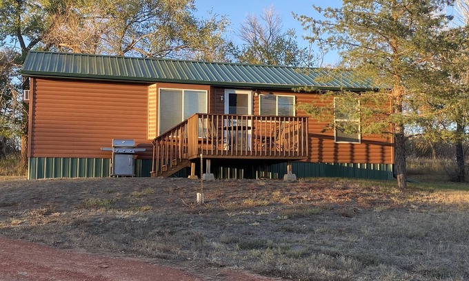 Grassy Butte Cabin | Cozy Log Cabin on Edge of North Dakota Badlands