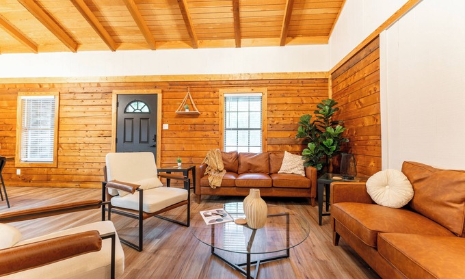 Heber Springs Cabin | Cozy Log Cabin Retreat - Minutes from fly fishing!