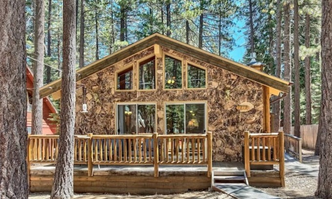 Pioneer Trail House | Cozy Log Cabin -near trails, Lake & Ski Resort