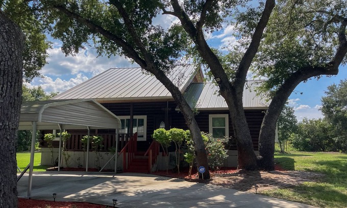 Groveland House | Cozy log cabin, waterfront views, firepit, wifi, loft, TV, dog-friendly, A/C