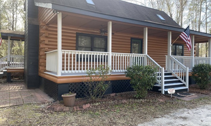 Florence Cabin | Cozy log cabin with plenty of space in Florence, SC