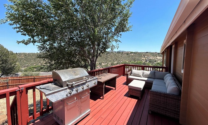 Diamond Valley Cabin | Cozy log cabin with stunning views, only 10 minutes from downtown Prescott.