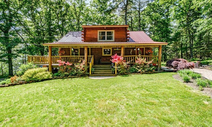 West Bath Cabin | Cozy Log Cabin: Woods on the Water