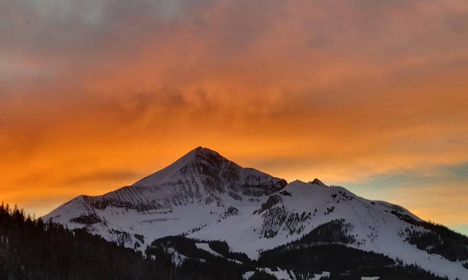 Big Sky House | Cozy Loveshack Condo - Nestled in the Heart of Meadow Village - New Town Center