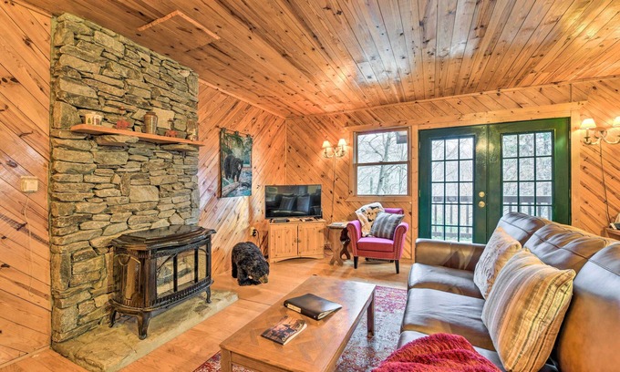 Maggie Valley Cabin | Cozy Maggie Valley Cabin w/Deck & Private Hot Tub