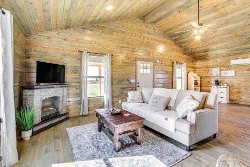 New Site House | Cozy Mississippi Cabin with Covered Porch and Grill!