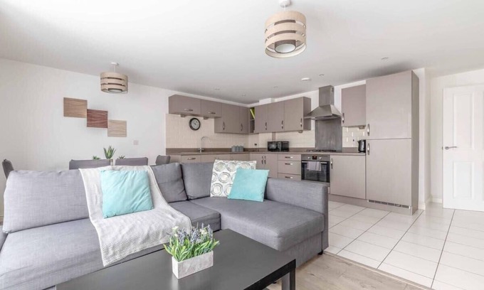 Langley Marish Condo | Cozy Modern Apartment in Slough