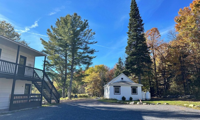 Woodford Apartment | Cozy motel suite in charming Woodford with WiFi, AC