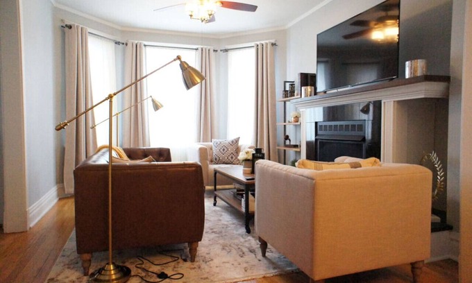 Ravenswood Apartment | Cozy Nest in Chicago's Vibrant Lincoln Square