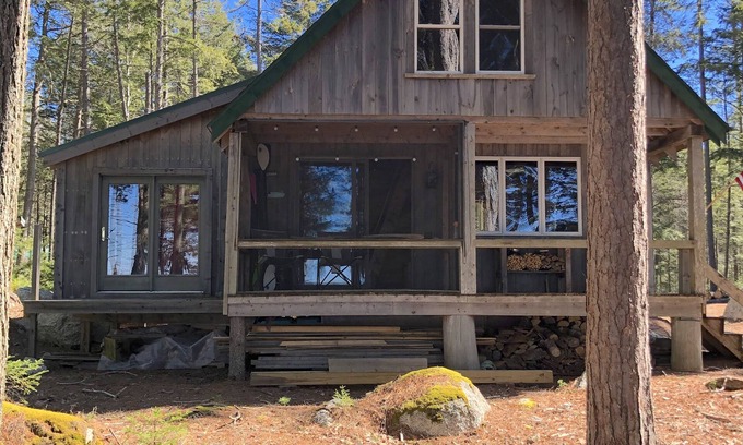 Aurora Cabin | Cozy, Off-Grid Camp on Spectacle Pond w/private water frontage!