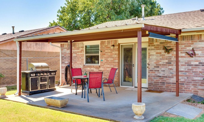 Mustang House | Cozy Oklahoma Retreat w/Covered Patio & Gas Grill