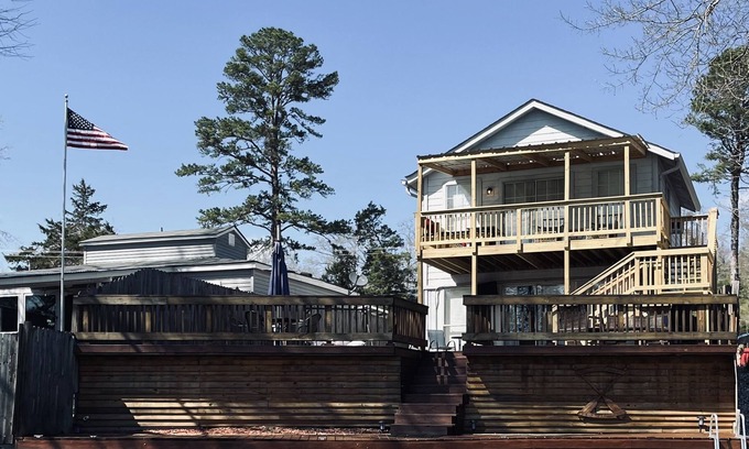 Mid America House | Cozy on the Lake