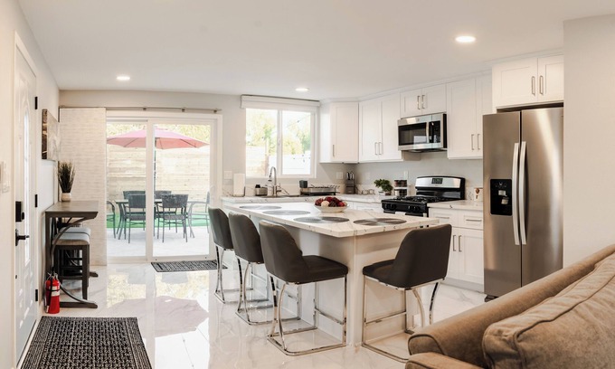 La Sierra Hills House | Cozy One BR House, King Size bed and Full kitchen