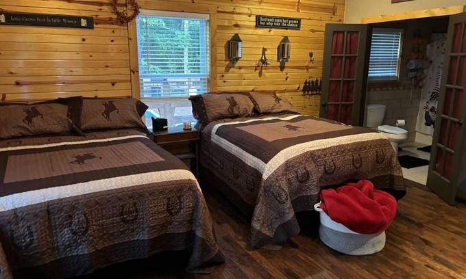 Saint Francis Apartment | Cozy Outlaw studio room with heated pool AC in charming New Hope