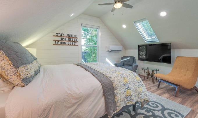 Ozark Apartment | Cozy Ozark Studio Near Downtown & River!