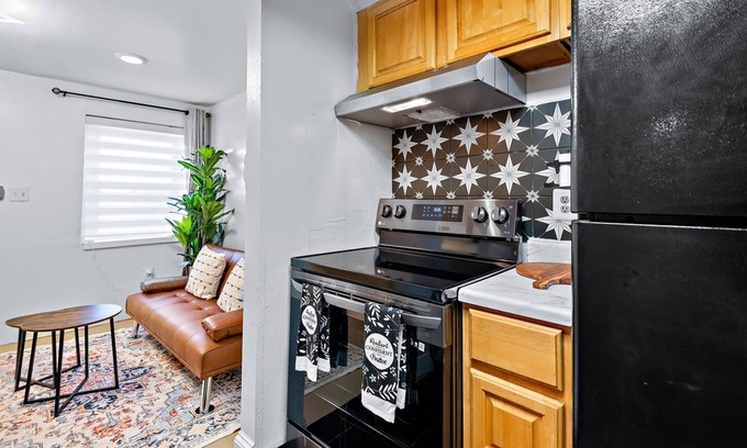 Downtown Baltimore Apartment | Cozy Pet Friendly 2BR w/Fenced Yard, Parking, Walk to Penn Sta. on JHU bus line