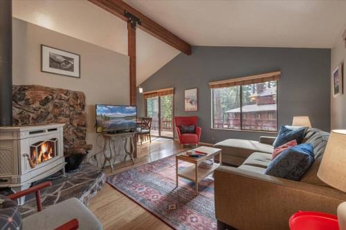 Ridgewood House | Cozy Pet-Friendly Cabin w Fenced-In Yard Close to Slopes Beach Town