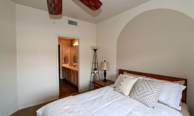 Villa Sierra Madre Condo | Cozy Pointe Resort Condo - Walking Distance to North Mountain!