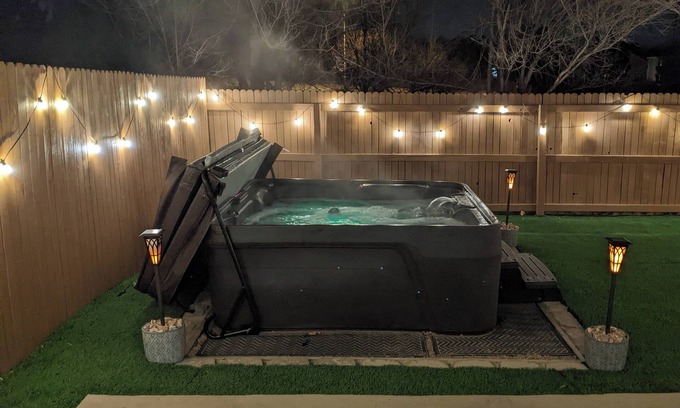 Stetson Hills House | Cozy Private Basement, Hot Tub, Washer+Dryer, Full Kitchen, Fenced Backyard