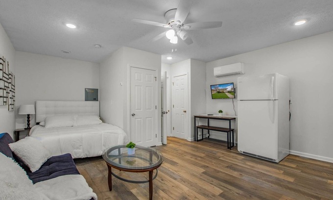 Pittsboro Apartment | Cozy Private Studio - Close To It All!