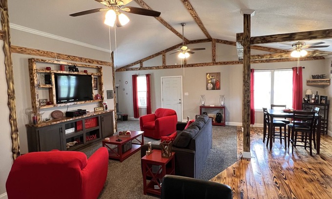Moultrie Cottage | Cozy, Quaint, Beautiful Cottage- 5 Mins From Downtown