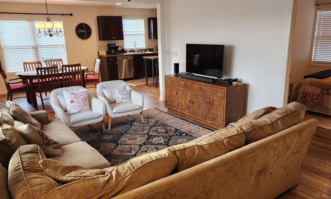 Laurel House | Cozy, quiet, comfortable 3br house, across from the Laurel High School.