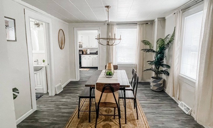 Oshkosh House | Cozy & Quiet; Oshkosh Hidden Gem