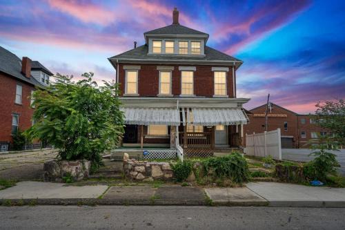 Near East Columbus House | Cozy Renovated 19th Century Home, 5 Min to OSU!