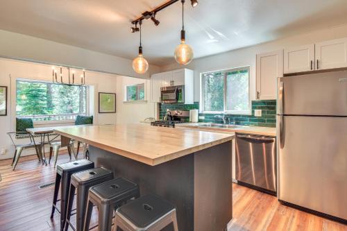 Strawberry House | Cozy Retreat with Deck about 2 Mi to Pinecrest Lake!