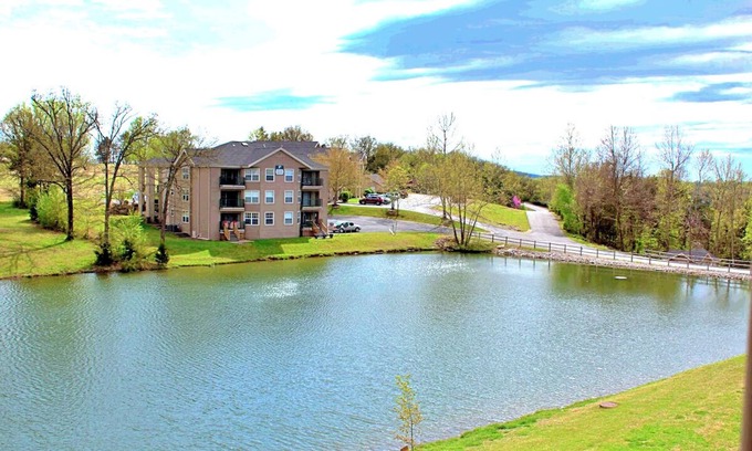 Branson Condo | Cozy Retreat with Outdoor Pools & Golf Views at Holiday Hills Resort