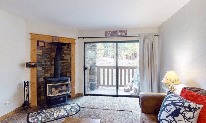 Mammoth Lakes Condo | Cozy Retreat with Patio, WiFi, Shared Pool, Hot Tub & Sauna - Near Slopes & Golf