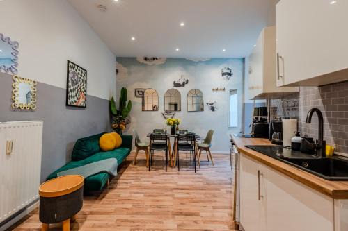 Wedding Apartment | Cozy Retro Chic with Patio and Self Check-in