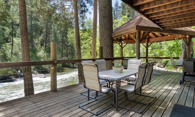 Pollock Pines Cabin | Cozy River Cabin/HOT TUB/Escape from the Bay