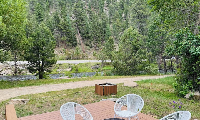 Drake House | Cozy RIverside Cabin in Drake- 2 miles to Estes Park!