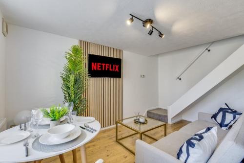 Hertford House | Cozy Riverside Cottage in Hertford Town with Parking