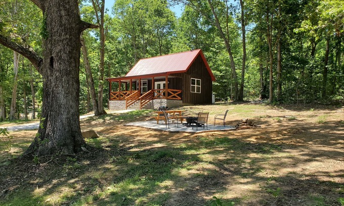 Christian County Cabin | Cozy Rustic Cabin With All The Extras.
