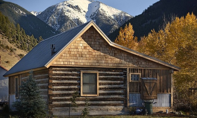 Chico Cabin | Cozy, Rustic Cabins near Chico Hot Springs & only 35 mins to YELLOWSTONE PARK!