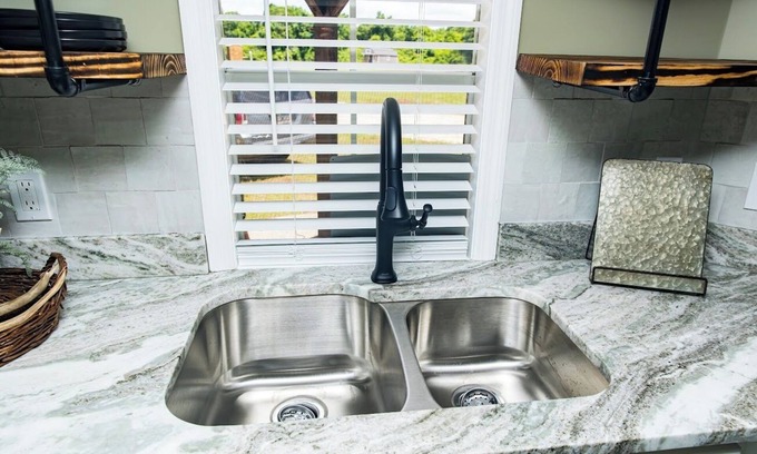 Blakely Cabin | Cozy Rustic Open Design Cabin with Fiber Internet/WiFi, AC in charming BlakelyGA