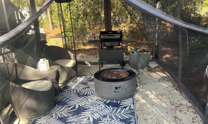 Dunnellon Cabin | Cozy RV In wooded Private space