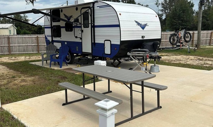 Madison House | Cozy RV sleeps 4, WiFi, fitness room in wonderful Madison