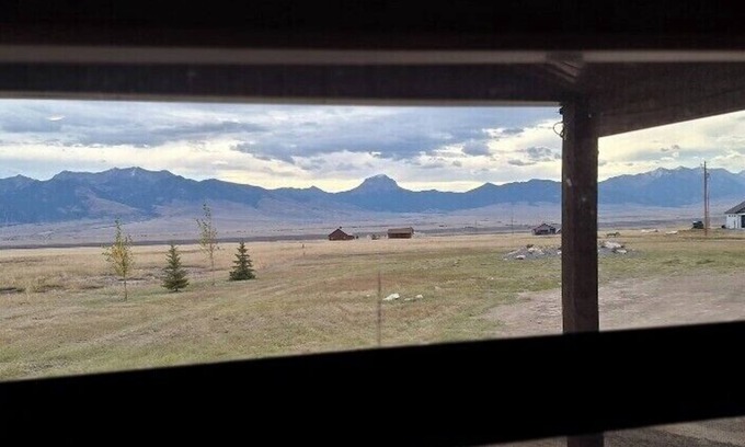 Shining Mountains House | Cozy RV with 1 bedroom and WiFi, AC in Soothing Ennis