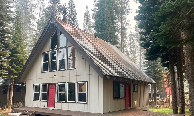 Pla-Vada Woodlands Cabin | Cozy Ski Chalet in Soda Springs - wood stove, dog friendly, great for families