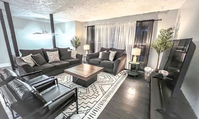 McArdle House | Cozy & Sleek 3 bd 3 b Sleeps 8