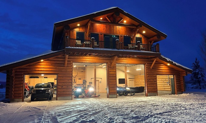 Island Park House | Cozy snowmobilers retreat below Mt Jefferson.