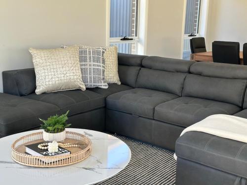 Pendle Hill House | Cozy & Spacious 5BR Family Home with Free On-Site Parking