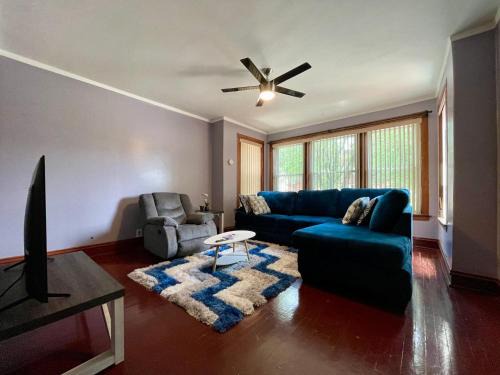 North Austin Apartment | Cozy, Spacious Self-checkin Apartment in Chicago I Car Rental Available