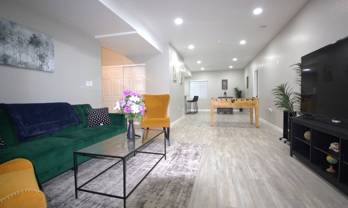 Aurora House | Cozy, spacious Two-bedroom Basement Apartment in peaceful neighborhood!