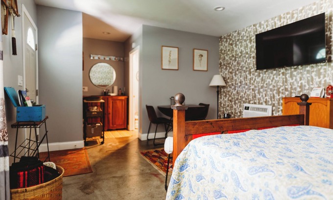 Shorewood-Tower Hills-Harbert Apartment | Cozy Stay by Lake MI & Dunes with Fire Pit