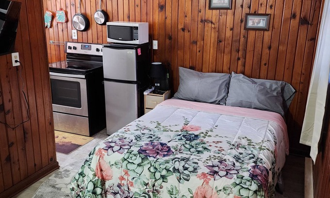 Mahomet Apartment | Cozy studio apartment near downtown Mahomet